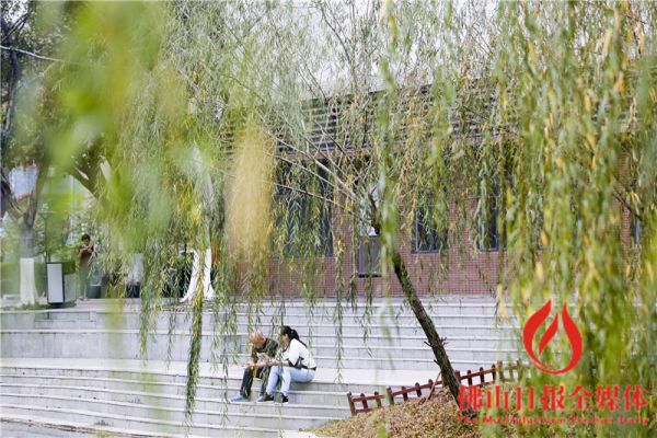 三水区文化公园,一对情侣在湖边聊天.