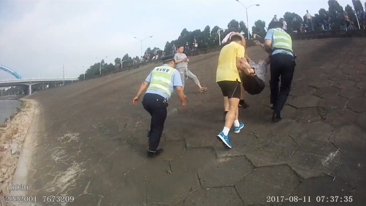 77岁老人掉进河中 禅城民警跳河成功救人