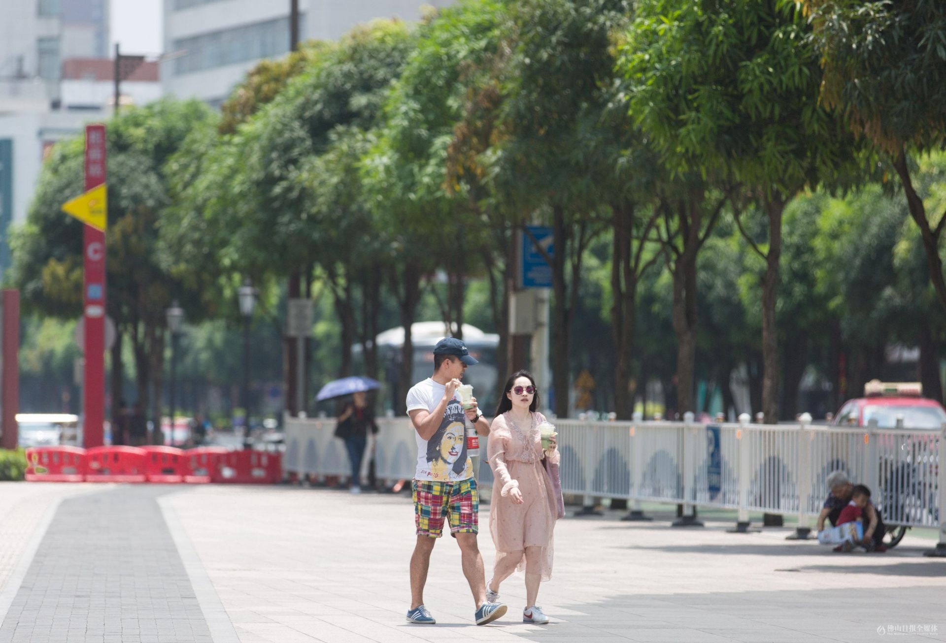 炎热的中午,看看行走在街头的佛山市民们