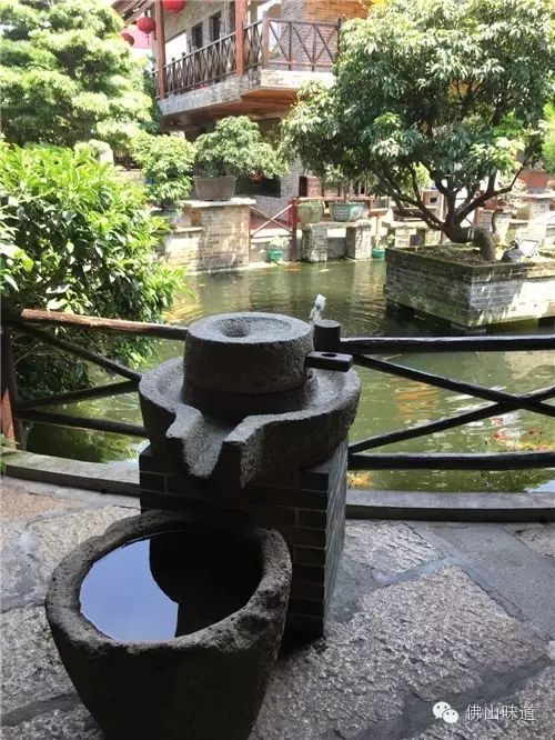 一位丰润的短发大姐已经微笑地等在里面,她就是猪肉婆的掌门人吴素芬